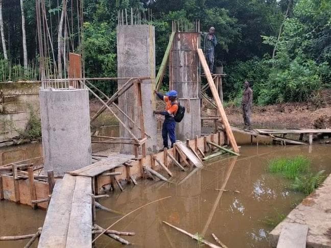 Travaux de reconstruction d'un pont dans la préfecture de Lola